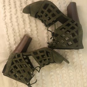 G by Guess Green heels